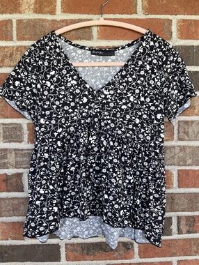 Black & White Floral V-Neck Short Sleeve Top by Brit & Bri Size Medium